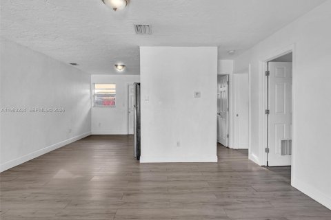 Immobilier commercial à vendre à Fort Lauderdale, Floride: 176.14 m2 № 2025278 - photo 2