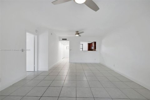 Condo in Pompano Beach, Florida, 2 bedrooms № 1963066 - photo 4