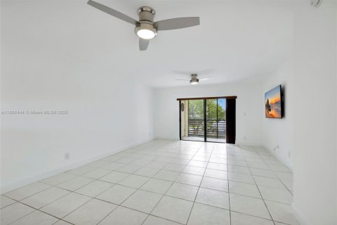 Condo in Pompano Beach, Florida, 2 bedrooms № 1963066 - photo 2
