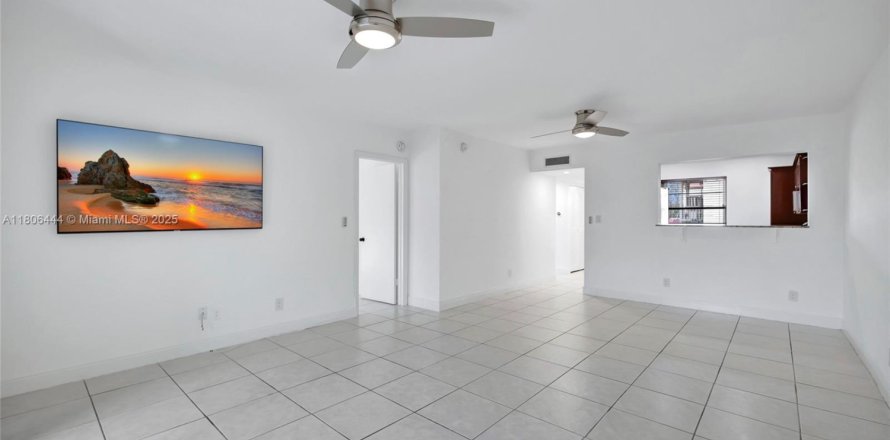 Condo in Pompano Beach, Florida, 2 bedrooms № 1963066