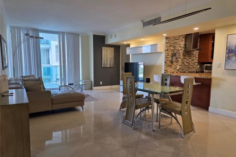 Кондоминиум с 1 спальней в Холливуд, Флорида № 1949766