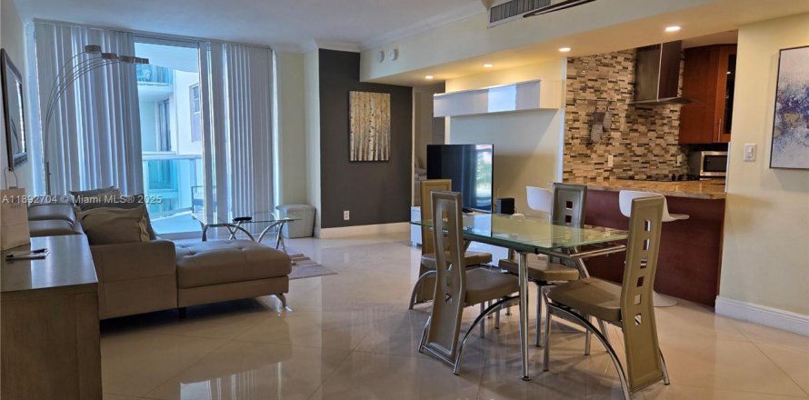 Кондоминиум с 1 спальней в Холливуд, Флорида № 1949766