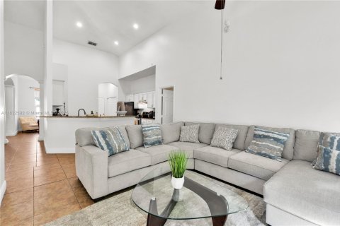 Снять в аренду виллу или дом в Киссимми, Флорида 4 спальни, № 1935483 - фото 1