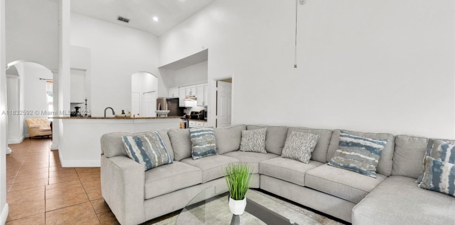 Дом в Киссимми, Флорида 4 спальни № 1935483