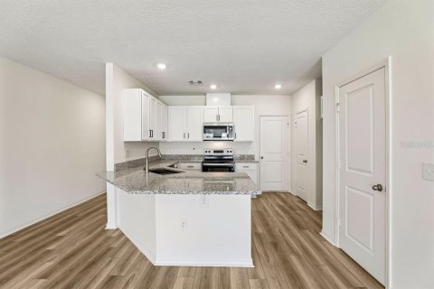 Townhouse in Lake Wales, Florida 3 bedrooms, 144.65 sq.m. № 2379413 - photo 4