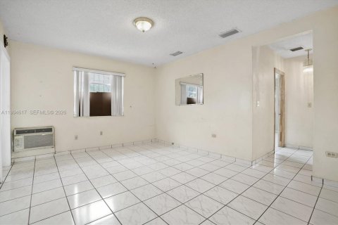 Casa en venta en Miami, Florida, 4 dormitorios, 125.42 m2 № 2058803 - foto 2