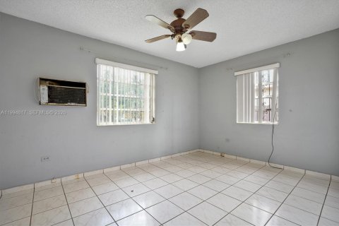 Casa en venta en Miami, Florida, 4 dormitorios, 125.42 m2 № 2058803 - foto 4