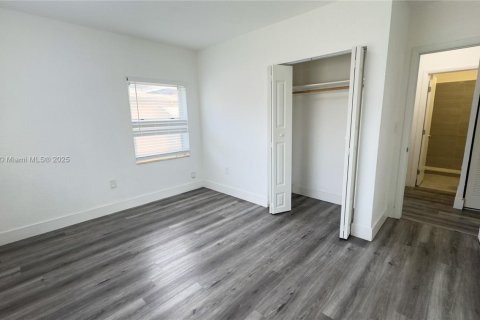 Casa en alquiler en Miami, Florida, 4 dormitorios, 155.61 m2 № 1970856 - foto 12