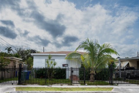 Casa en alquiler en Miami, Florida, 4 dormitorios, 155.61 m2 № 1970856 - foto 1