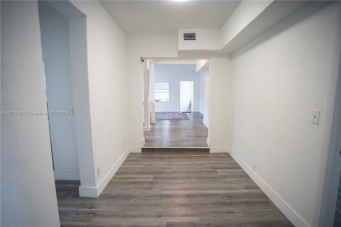 Casa en alquiler en Miami, Florida, 4 dormitorios, 155.61 m2 № 1970856 - foto 2