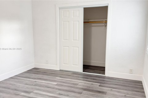 Casa en alquiler en Miami, Florida, 4 dormitorios, 155.61 m2 № 1970856 - foto 7