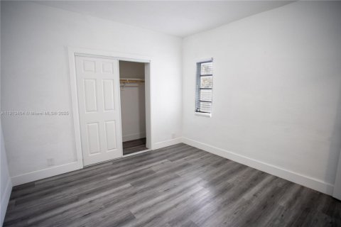 Casa en alquiler en Miami, Florida, 4 dormitorios, 155.61 m2 № 1970856 - foto 3