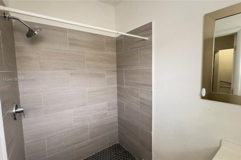 Casa en alquiler en Miami, Florida, 4 dormitorios, 155.61 m2 № 1970856 - foto 6