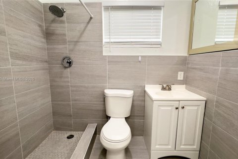 Casa en alquiler en Miami, Florida, 4 dormitorios, 155.61 m2 № 1970856 - foto 4