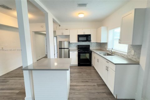 Casa en alquiler en Miami, Florida, 4 dormitorios, 155.61 m2 № 1970856 - foto 10