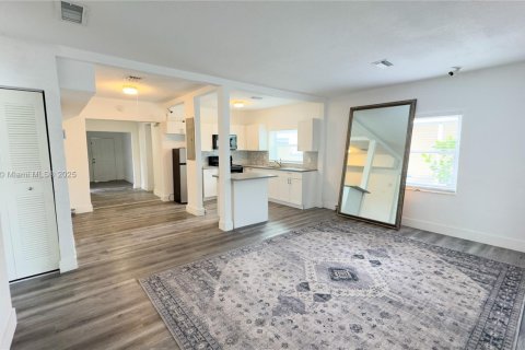 Casa en alquiler en Miami, Florida, 4 dormitorios, 155.61 m2 № 1970856 - foto 8