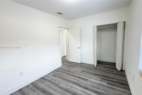 Casa en alquiler en Miami, Florida, 4 dormitorios, 155.61 m2 № 1970856 - foto 16