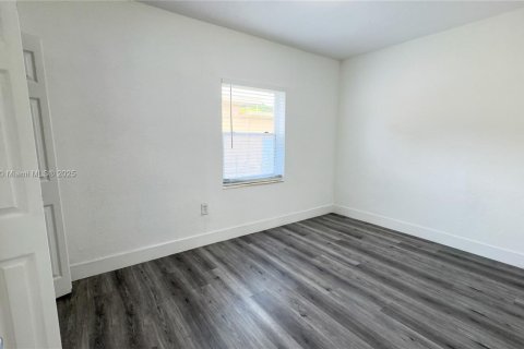 Casa en alquiler en Miami, Florida, 4 dormitorios, 155.61 m2 № 1970856 - foto 11