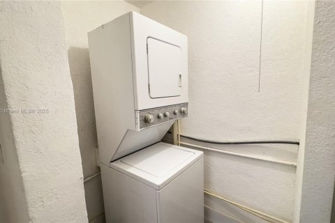 Casa en alquiler en Miami, Florida, 4 dormitorios, 155.61 m2 № 1970856 - foto 17