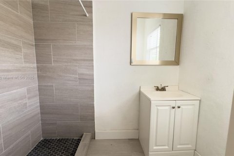 Casa en alquiler en Miami, Florida, 4 dormitorios, 155.61 m2 № 1970856 - foto 5