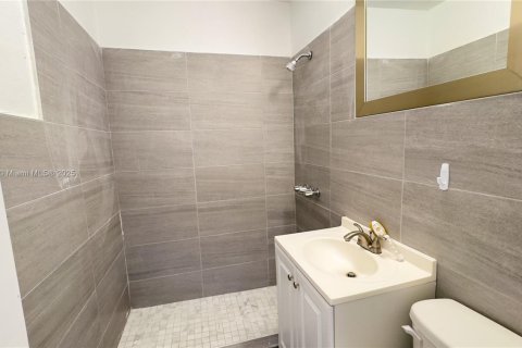 Casa en alquiler en Miami, Florida, 4 dormitorios, 155.61 m2 № 1970856 - foto 15