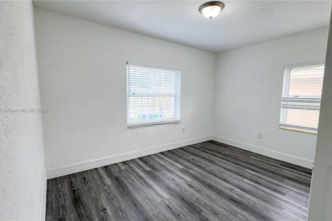 Casa en alquiler en Miami, Florida, 4 dormitorios, 155.61 m2 № 1970856 - foto 13