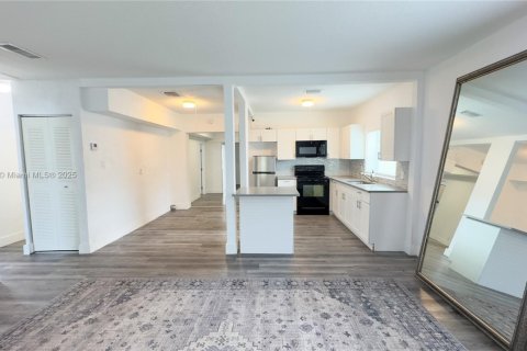 Casa en alquiler en Miami, Florida, 4 dormitorios, 155.61 m2 № 1970856 - foto 9