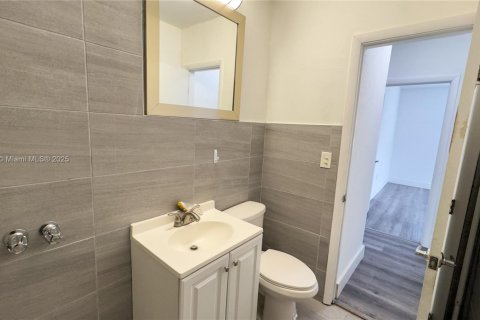 Casa en alquiler en Miami, Florida, 4 dormitorios, 155.61 m2 № 1970856 - foto 14