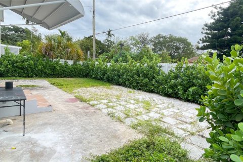 Casa en alquiler en Miami, Florida, 4 dormitorios, 155.61 m2 № 1970856 - foto 18