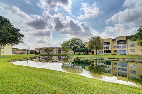 Condominio en alquiler en Tamarac, Florida, 2 dormitorios, 81.75 m2 № 1228745 - foto 1