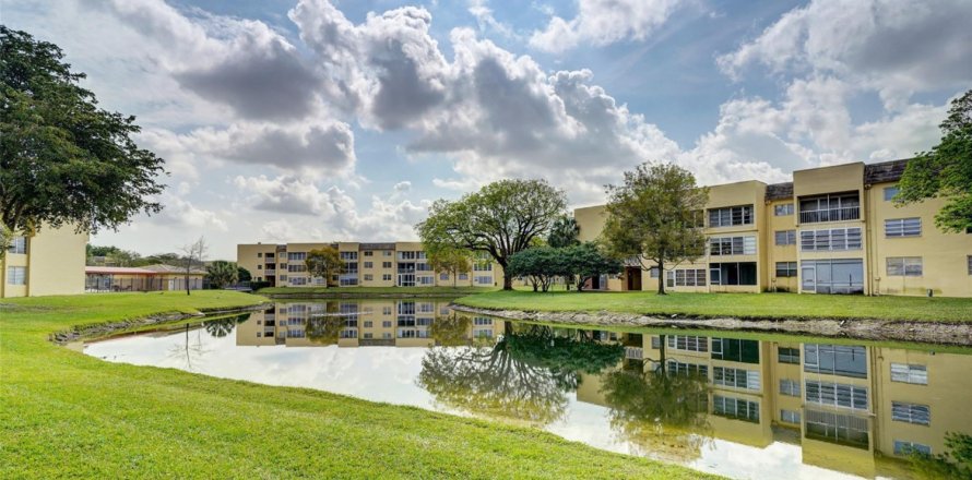Condominio en Tamarac, Florida, 2 dormitorios № 1228745