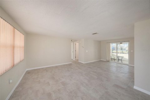 Casa en venta en Port Richey, Florida, 2 dormitorios, 120.4 m2 № 1615215 - foto 5
