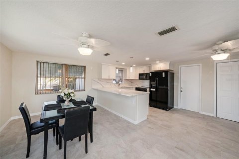 Casa en venta en Port Richey, Florida, 2 dormitorios, 120.4 m2 № 1615215 - foto 11