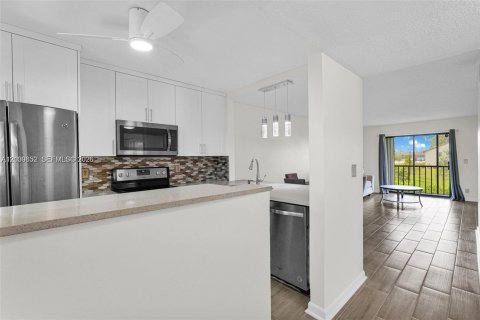 Condo in Lake Worth, Florida, 2 bedrooms  № 2402398 - photo 3