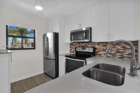 Condo in Lake Worth, Florida, 2 bedrooms  № 2402398 - photo 6
