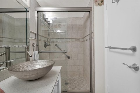 Condo in Lake Worth, Florida, 2 bedrooms  № 2402398 - photo 22
