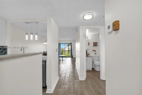 Condo in Lake Worth, Florida, 2 bedrooms  № 2402398 - photo 4