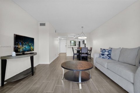 Condo in Lake Worth, Florida, 2 bedrooms  № 2402398 - photo 13