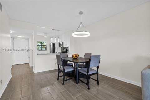 Condo in Lake Worth, Florida, 2 bedrooms  № 2402398 - photo 14