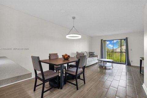 Condo in Lake Worth, Florida, 2 bedrooms  № 2402398 - photo 7