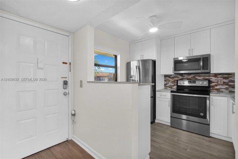 Condo in Lake Worth, Florida, 2 bedrooms  № 2402398 - photo 5