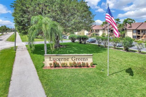 Condo in Lake Worth, Florida, 2 bedrooms  № 2402398 - photo 29