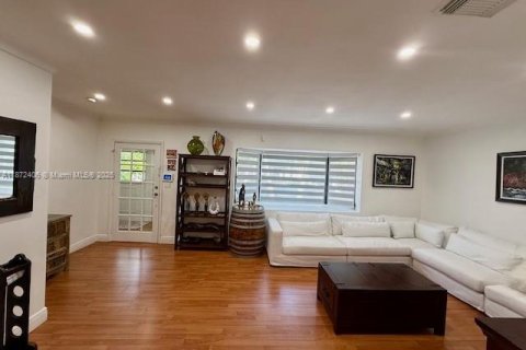 Снять в аренду виллу или дом в Майами, Флорида 4 спальни, 223.43м2, № 1920492 - фото 3