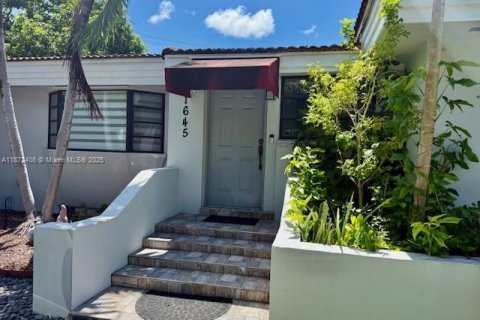 Снять в аренду виллу или дом в Майами, Флорида 4 спальни, 223.43м2, № 1920492 - фото 1