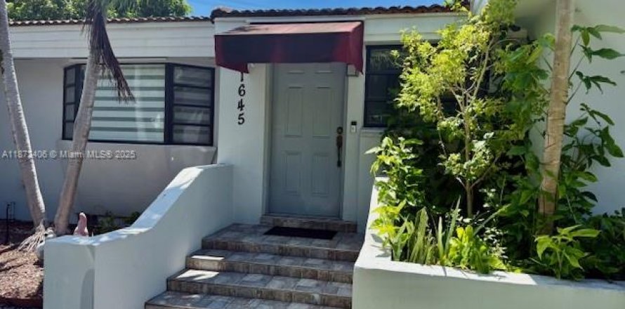 Дом в Майами, Флорида 4 спальни, 223.43м2 № 1920492