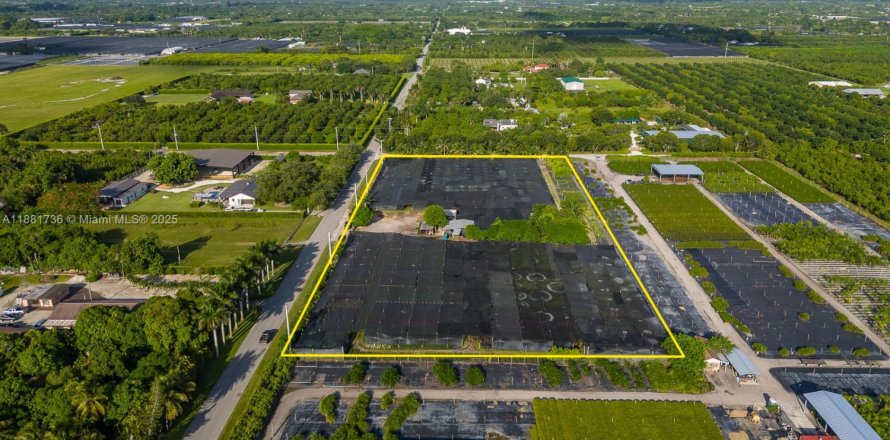 Propiedad comercial en Homestead, Florida № 2154347