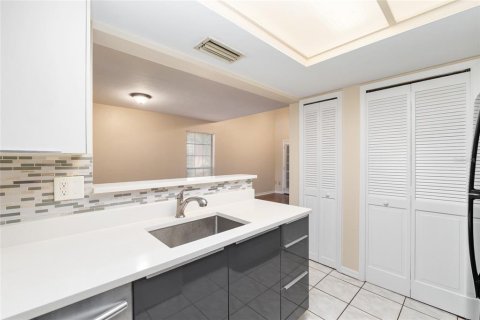 Touwnhouse à vendre à Gainesville, Floride: 2 chambres, 102.75 m2 № 1853823 - photo 8
