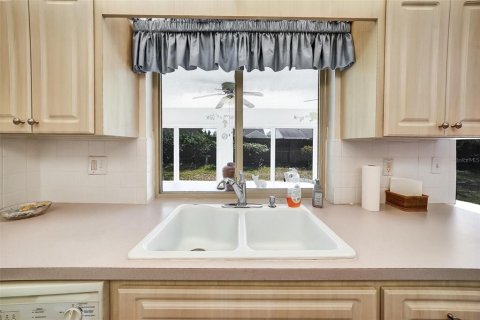 House in Port Richey, Florida 2 bedrooms, 118.36 sq.m. № 1717987 - photo 15