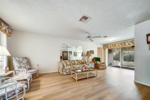 House in Port Richey, Florida 2 bedrooms, 118.36 sq.m. № 1717987 - photo 8