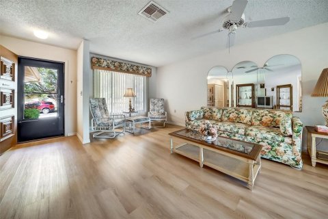 House in Port Richey, Florida 2 bedrooms, 118.36 sq.m. № 1717987 - photo 2